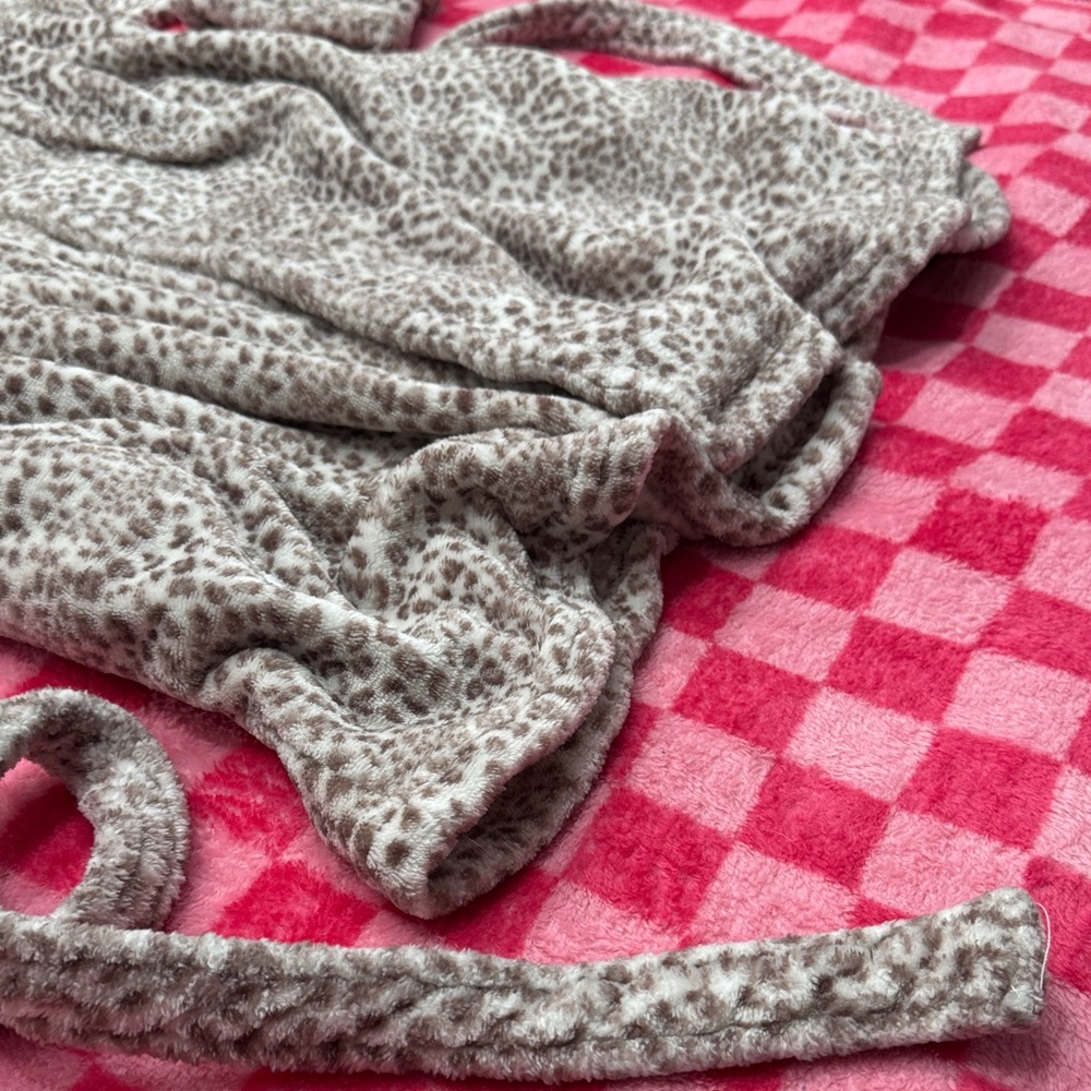 Marilyn Monroe Fuzzy Animal Print Loungewear - Picture 4 of 6